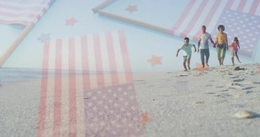 Aile plajda yürüyor, oğul koşan kızı pazarlama için bayrak gibi kovalamaya başlıyor. Sahil, açık hava, enerjik, vatanseverlik, yaşam tarzı, neşeli, manzara