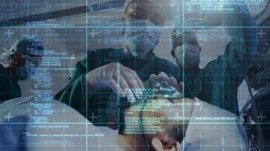 Kamera yer değiştiren cerrah hastaya anestezi maskesi takıyor ve hayati organlarını sabitliyor. Tıbbi, sağlık, yenilik, teknoloji, profesyonellik, klinik, kesinlik