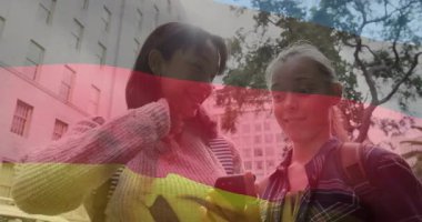 Öğrenci arkadaşlar akıllı telefon ekranını dinliyorlar içeriği ortaya çıkarıyorlar ve teknoloji demosundaki sürprizi paylaşıyorlar. Gençler, arkadaşlık, kentsel, gelişigüzel, teknoloji, iletişim, yaşam tarzı