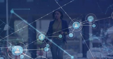 Sokakta dolaşan tramvay çantalı Afro-Amerikan iş kadını üzerinde dijital ikonlar ağı. Küresel ağ ve iş teknolojisi kavramı