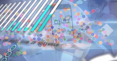 Çeşitli ofis arkadaşlarının ellerini kazığa bağlayan veri işleme arayüzünün görüntüsü. Bilgisayar arayüzü ve iş teknolojisi kavramı