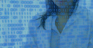 Laboratuvardaki bilim adamının veri işleme görüntüsü. Küresel iş, finans, veri işleme ve dijital arayüz kavramı dijital olarak oluşturuldu.