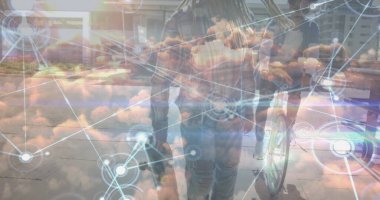 Gökyüzündeki bulutların üzerindeki bağlantılar, sokakta kaykay yapan Afrikalı Amerikalılara karşı. Küresel ağ ve bulut depolama teknolojisi kavramı