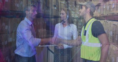 Beyaz kadın ve erkek depo işçilerinin şekil değiştirmesi. İş, finans, teknoloji ve dağıtım hizmetleri kavramı dijital olarak oluşturulmuş imaj.