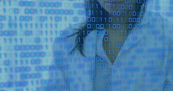 Laboratuvardaki bilim adamının veri işleme görüntüsü. Küresel iş, finans, veri işleme ve dijital arayüz kavramı dijital olarak oluşturuldu.