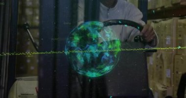 Küresel dalga formu üst üste binen operatör forklift kullanıyor, miğfer kaldırıyor, geçmiş rafları kaldırıyor. Teknoloji, endüstriyel, lojistik, otomasyon, mühendislik, üretkenlik, profesyonel