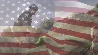 Çanta ve tüfekleri kavradıktan sonra, iki asker tepenin yamacını teknisyenlere hazırlamak için tarıyor. Ordu, keşif, taktik, takım çalışması, dayanıklılık, tetikte olma, kamuflaj.