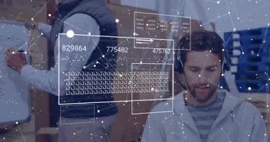 Meslektaşımın çizim şemaları ve analistin teknik inceleme için veri girmesiyle örtüşen örtüler. Teknoloji, işbirliği, analitik, yenilik, çalışma alanı, veri görselleştirme, çalışma istasyonu