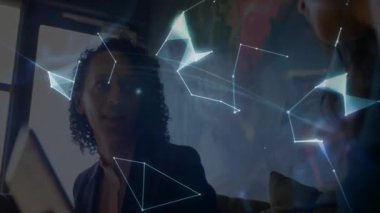 Meslektaşım tablet ekranını tıklatıyor ve dijital sunum için üç boyutlu holografik küre oluşturuyor. Teknoloji, işbirliği, yenilik, fütürizm, dijital, profesyonel, ağ