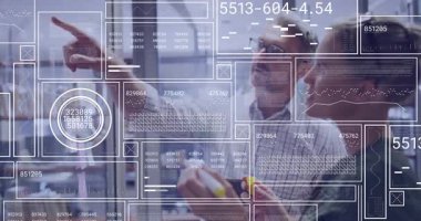 Meslektaşlar açık tahtayı ve tableti işaret ediyor iş görüşü için canlı veri panelleri fırlatıyorlar. İşbirliği, veri görselleştirme, takım tartışması, modern çalışma alanı, dijital analiz, profesyonel ayar, analitik düşünme