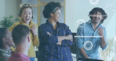 Hoparlör ekibi laptop çubuğu grafiklerini gösterip veri örtülerini analiz ediyor. İşbirliği, takım çalışması, veri analizi, yenilik, modernlik, üretkenlik, beyin fırtınası.