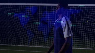 Futbolcu topun kareye girdiğini ve ribaundu kaçırmadan önce oyun metriklerini kaydettiğini fark etti. Atletik, performans, teknoloji, spor, dijital, odak, kararlılık