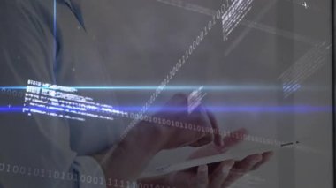 Teknoloji uzmanı tıklamalı tablet ve kaydırmalı ikili kod, yüzen panellerle verileri analiz ediyor. Teknoloji, veri, yenilik, dijital, analitik, arayüz, modern