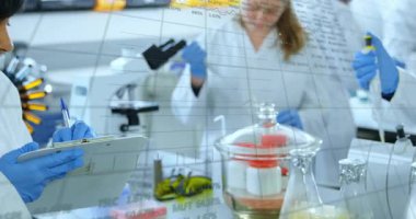 Kamera, laboratuvar kayıtlarındaki not alan bilim adamına odaklanıyor ve yüzen veri grafikleriyle sonuçlanıyor. Araştırma, yenilik, laboratuvar, bilimsel, analiz, veri, kesinlik