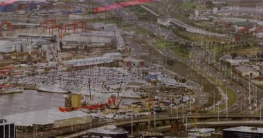 Hava limanında beliren soluk beyaz kod akımları sonra bağlantı noktası verilerini gösteren kırmızı çizgi grafiği. Sanayi, lojistik, nakliye, ulaşım, analitik, veri görselleştirme, deniz altyapısı