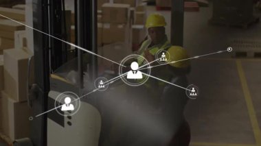 Forklift Ağı 'ndaki tableti tıklatan depo denetçisi kutular etrafında şekilleniyor. Sanayi, lojistik, dijital, bağlantı, depo, teknoloji, tedarik zinciri