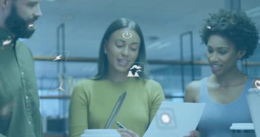 Ekip belgeye yaslanıyor ve Stylus 'la tablete dokunup canlandırılmış güç geri dönüşüm simgeleri oluşturuyor. İşbirliği, takım çalışması, yenilik, dijital, beyin fırtınası, çalışma alanı, üretkenlik