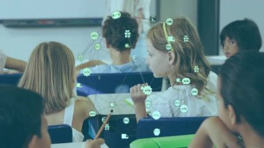 Sınıf arkadaşları eğitimde not defterleriyle yazarken felçleri durduruyor ve sırlarını paylaşıyorlar. Eğitim, takım çalışması, merak, konsantrasyon, öğrenme, işbirliği, sınıf