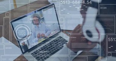 Edtech analizinde eğitmen öğrenciye rehberlik ederken animasyon veri grafiklerini bağlıyorum. Teknoloji, iletişim, eğitim, dijital, eğitim, bilgi, meslek