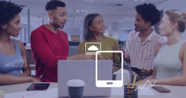 Teknik ekip dizüstü bilgisayarın etrafında toplanıyor, kırmızı süveter jestleri telefon ikonlarının kaybolmasına neden oluyor. İşbirliği, takım çalışması, dijital, yenilik, analitik, ofis, iletişim