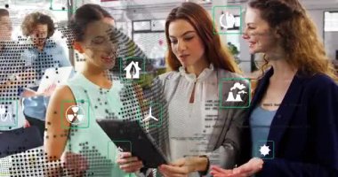 Ofiste tablet tıkırdatan ve gösterge paneli incelemesi için sürdürülebilirlik simgeleri kullanan üç kadın. İşbirliği, yenilik, dijital, çevre dostu, takım çalışması, modern, teknoloji