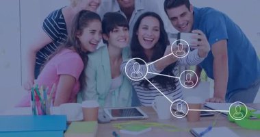 Telefonları dinleyen, selfie çeken iş arkadaşları beşlik çakarken ağ grafiğini etkinleştiren bir kadın. İşbirliği, takım çalışması, yenilik, iletişim, profesyonel, modern, bağlantı