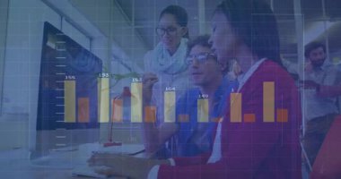 Üç meslektaş bar çizelgesini gösteriyor ve animasyon kaplamalarıyla iş ölçümlerini analiz ediyor. Takım çalışması, veri analizi, işbirliği, iş zekası, ofis ortamı, dijital grafikler, görselleştirme