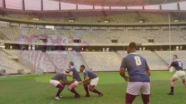 Çizgi oyuncuları için ragbi topu atan bir fahişe. Kazak kaldıran ve top yakalayan 9. Atletizm, takım çalışması, spor, eğitim, performans, disiplin, rekabet