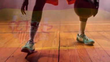 Oyuncu, saydam İspanyol bayrağı kaplamalı spor antrenmanı için topu sektirmeye başlıyor. Sporcu, antrenman, dinamik, enerjik, odaklanma, performans, spor