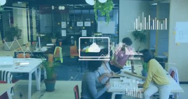 Takım, mimarlık için ölçek modelini tartışıyor ve grafik ve grafik örtüşmeleri oluşturuyor. İşbirliği, veri görselleştirme, profesyonel, ofis, kentsel, modern, takım çalışması