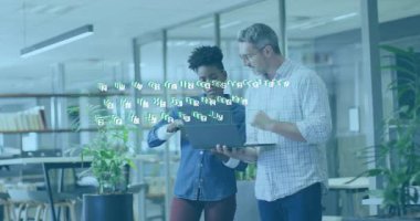 Bilgisayarı inceleyen bilişim uzmanları kod kaplamalarını ortaya çıkarıyorlar, ilerleme çubuğunu güncelleyen engelleri tıklatıyorlar. Teknoloji, işbirliği, yenilik, dijital, çalışma alanı, fütüristik, takım çalışması