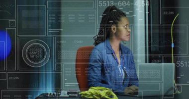 Veri merkezi ağ teknisyeni dizüstü bilgisayarda yazım komutları güncelleme ve ağı yapılandırma. Teknoloji, siber güvenlik, dijital, endüstriyel, profesyonel, fütüristik, analitik