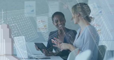 Profesyonel kadınlar iş toplantısı sırasında tablet tıkırdatıyor ve animasyon veri tablolarını ortaya çıkarıyorlar. Şirket, takım çalışması, yenilik, modern, iletişim, analitik, kadın