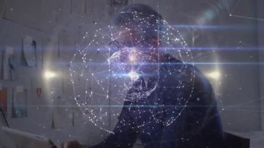 Erkek tasarımcı masaya yaslanıyor, dizüstü bilgisayar kullanıyor, tableti tıklatıyor, analiz için ağı büyütüyor. Teknoloji, dijital, yenilik, çalışma alanı, fütürizm, bağlantı, yaratıcılık