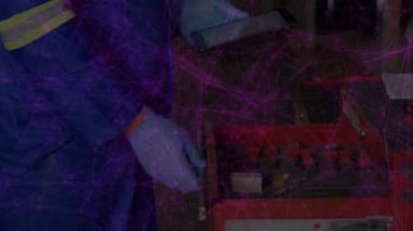 Bakım teknisyeni sandığı açıyor, tablete güç veriyor ve tamir işleri için animasyon şemaları yüklüyor. Endüstriyel, teknisyen, araçlar, dijital, ekipman, güvenlik, kurulum