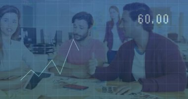 Tableti işaret eden ve büyüyen animasyon tablosu, veri incelemesi yapan yeni üye. İşbirliği, takım çalışması, analitik, dijital, meslek, beyin fırtınası, modern