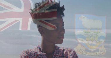 Kamera kadınlara gülümsemeye başladığında, İngiltere ve Falkland Adaları seyahat reklamları için üstlerini örtüyor. Plaj, dinginlik, vatanseverlik, manzara, portre, özgüven, doğal