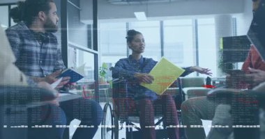 Tekerlekli sandalyedeki kadın sarı klasörden iş arkadaşına geçiyor. Teknoloji planlaması için kod örtüsü başlatılıyor. İşbirliği, takım çalışması, yenilik, dijital, erişilebilirlik, kurumsal, modern