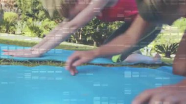 Dört kadın avuçlarını paspaslara bastırıyor ve omurgalarını yogaya sokuyor çimenlerin üzerinde. Grup fitness, açık hava sağlığı, esneklik, uyum, doğal ortam, atletizm, sağlık