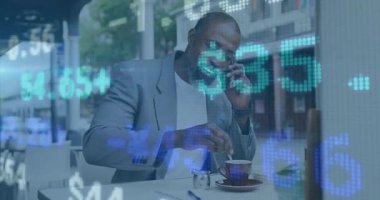 Cafe yöneticisi çağrıya cevap veriyor ve finans numaralarıyla kahveyi karıştırıyor. İş, modern, gündelik, kentsel, çağdaş, profesyonel, yaşam tarzı