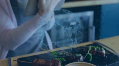 3 boyutlu harita titreşirken, kadın tableti kahveyle kaldırıyor, şişler teknoloji haritasını inceliyor. Teknoloji, dijital, etkileşimli, yenilik, gıda hizmeti, modern, kentsel