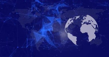 Sol taraftan ortaya çıkan çokgenler ağ bağlantısını gösteren dönen dünya etrafında ağ oluşturuyorlar. Teknoloji, bağlantı, dijital, yenilik, fütürizm, siber uzay, küresel