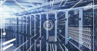 Sunucu koridoruna yerleşen kamera üzerinde veri akışını gösteren HUD daire titreşim ölçümleri ve radyal çizgiler var. Teknoloji, siber güvenlik, veri analizi, dijital altyapı, fütüristik, yapay zeka, ağ