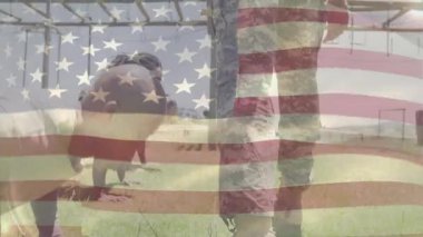 Eğitim subayı, disiplin için askeri eğitim alanında donanım altında şınav çeken stajyerleri yönetiyor. Eğitim, spor, açık hava, disiplin, güç, takım çalışması, atletizm