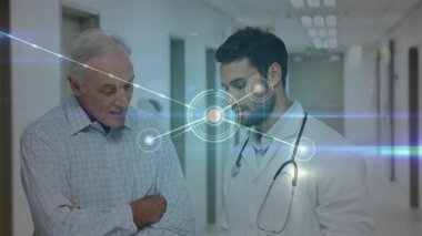 Doktor tablet kullanırken ve tıbbi ağı yansıtırken hasta başını sallıyor. Sağlık, teknoloji, teletıp, hastane, dijital, iletişim, modern