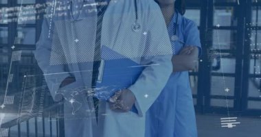 Klinikteki doktor ve hemşire, sistem değerlendirmesini canlandırılmış dünya haritası çubukları ile başlatıyorlar. Tıbbi, sağlık, teknoloji, yenilik, teşhis, profesyonel, klinik