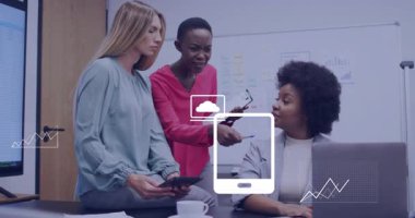 Meslektaşlar tablet ekranına dokunuyor ve animasyon çizelgeleri etkinleştiriliyor. İş analizi için simgeler. İşbirliği, yenilik, teknoloji, veri, takım çalışması, modern, kurumsal