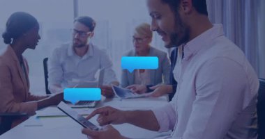 Ofiste takım buluşması, tablet kullanıcısının ekranı tıklatması sohbet baloncukları oluşturması görsel tartışma. İşbirliği, takım çalışması, iletişim, dijital, modern, kurumsal, tartışma