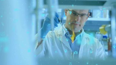 Erkek araştırmacılar alevleri sterilize etmek için ipuçlarını karıştırıyor ve laboratuvarda cyan 'ı yeşile çeviriyor. Bilim, teknoloji, yenilik, bağlantı, moleküler, araştırma, laboratuvar