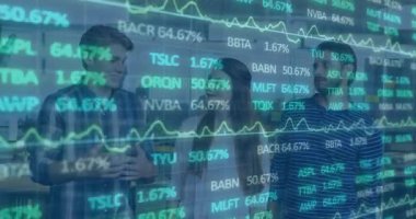 Piyasa eğilimlerini analiz eden ofisteki şeffaf hisse senedi grafikleri güncelleniyor. İşbirliği, takım çalışması, veri analizi, iş zekası, fütüristik, profesyonel, iletişim